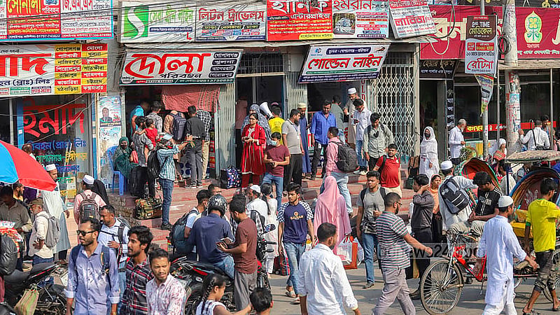 পরিবারের সঙ্গে ঈদ উদযাপনে ঢাকা ছাড়ছে মানুষ। রাজধানীর দোলাইর পাড় এলাকায় বাস কাউন্টারের সামনে টিকেটের অপেক্ষায় যাত্রীরা