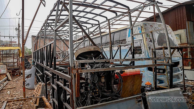 যাত্রাবাড়ীর সামাদ নগরের এই গ্যারাজে নতুন ইঞ্জিন ও চেসিসের ওপর বানানো হচ্ছে বাসের কাঠামো। কয়েক ধাপ পেরিয়ে তবেই একটি নতুন বাসের আদল দাঁড়াবে