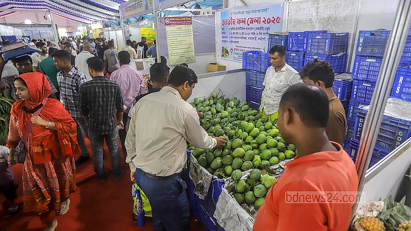 রাজধানীর কৃষিবিদ ইনস্টিটিউশনে বৃহস্পতিবার জাতীয় ফল মেলার একটি স্টল থেকে আম কিনছেন ক্রেতারা