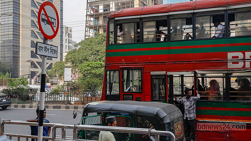 ট্রাফিক সাইনে ‘লেখা বাস থামবে ন, কিন্তু সৈনিক ক্লাব এলাকার সেই জায়গাতেই থামে বাস