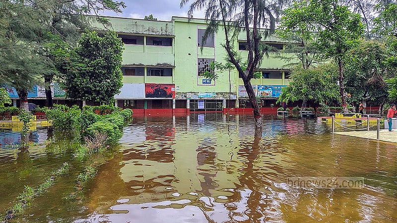 সাগরে গভীর নিম্নচাপের কারণে ভারি বৃষ্টিতে জলাবদ্ধ হয়ে পড়েছে কুমিল্লা ভিক্টোরিয়া সরকারি কলেজের ক্যাম্পাস