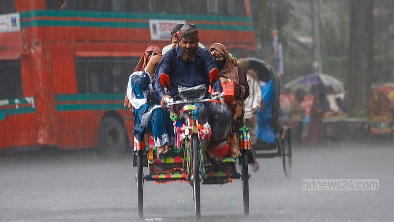ঢাকা বিশ্ববিদ্যালয়ে এলাকায় বুধবার বিকালে বৃষ্টির মধ্যে ভিজে ভিজে এক রিকশায় চলছেন তিনজন