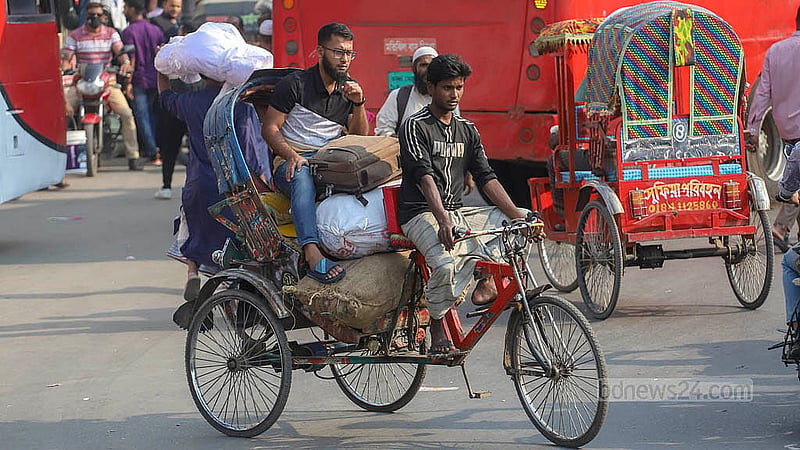 রাজধানীর বিভিন্ন এলাকা থেকে মানুষ রিকশা, অটোরিকশায় করে রাজধানীর দোলাইর পাড় এলাকায় আসছেন দক্ষিণাঞ্চলের বাস ধরতে