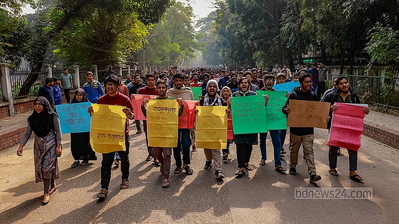 পূর্বাচল উপশহরের ৩০০ ফুট সড়কে বৃহস্পতিবার গভীররাতে প্রাইভেট কারের চাপায় পুলিশ চেকপোস্টে দাঁড়িয়ে থাকা বুয়েট শিক্ষার্থী মুহতাসিম মাসুদের মৃত্যুর ঘটনায় শুক্রবার দুপুরে পলাশীতে বিক্ষোভ দেখান প্রতিষ্ঠানটির শিক্ষার্থীরা