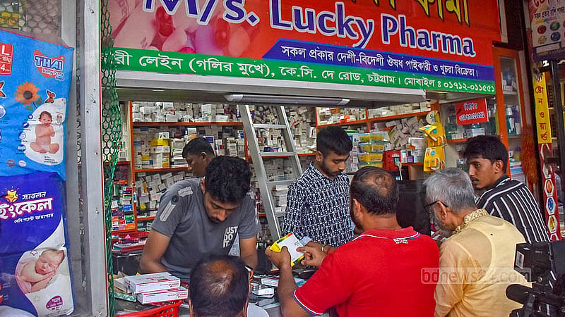 চট্টগ্রামের হাজারী গলিতে ফেইসবুক পোস্টকে কেন্দ্র করে মঙ্গলবার রাতে উত্তেজনা ও বিক্ষোভের পর দোকানপাট বন্ধ করে দেওয়া হয়েছিল। একদিন বন্ধ রাখার পর বৃহস্পতিবার সকাল থেকে সব দোকান খুলে দেয় যৌথবাহিনী