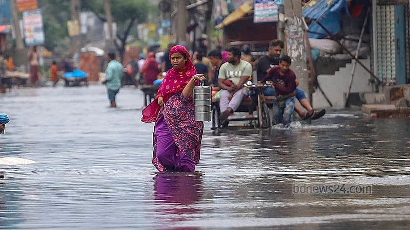 দুদিনের বৃষ্টিতে তলিয়ে গেছে রাজধানীর কদমতলি থানা এলাকার জিয়া সরণি। ডুবে থাকা সড়কেই পা টিপে টিপে চলছে মানুষ