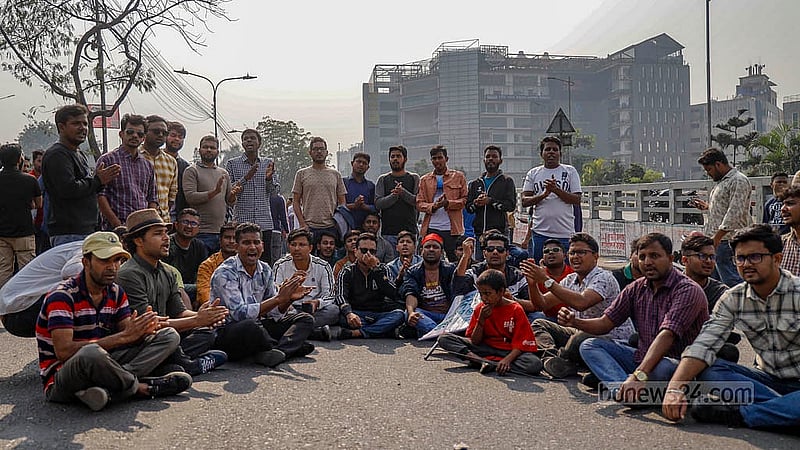 ভারতীয় হাই কমিশন অভিমুখে বিএনপির পদযাত্রাকে রামপুরা ব্রিজে পুলিশ থামিয়ে দিলে সড়কে বসে স্লোগান দিতে থাকেন দলটির নেতাকর্মীরা