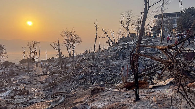 রাঙামাটির সাজেক; রুইলুই পাড়ায় মঙ্গলবারের সকাল। আগের দিন ভয়বাহ আগুনে পুড়ে ছাই হয়ে গেছে এ পর্যটন কেন্দ্রের বেশিরভাগ হোটেল