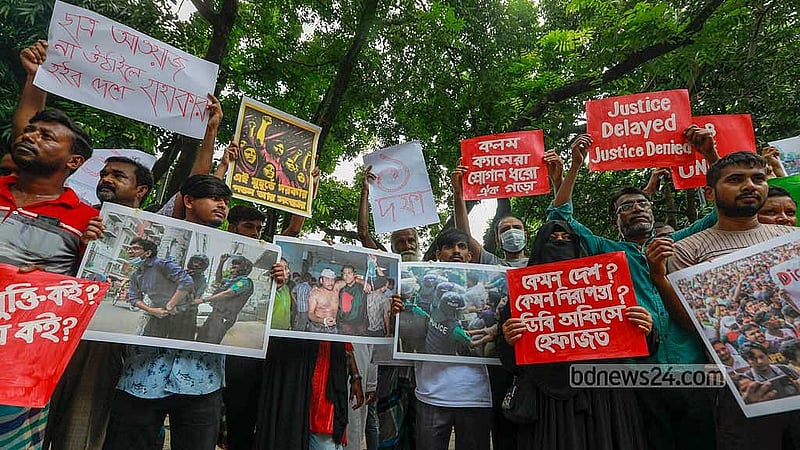 ‘হত্যা, গণগ্রেফতার বন্ধ, ছাত্র আন্দোলনের দাবি বাস্তবায়নসহ বিভিন্ন দাবিতে রোববার দুপুরে ঢাকা বিশ্ববিদ্যালয়ের স্বোপার্জিত স্বাধীনতার সামনে ‘আলোকচিত্রী সমাজ’ এর ব্যানারে সমাবেশ করেন আলোকচিত্রীরা