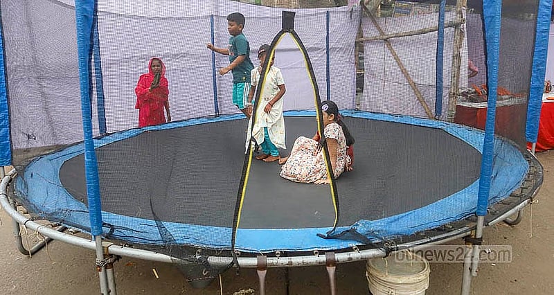 শাহবাগে শিশু পার্কের সামনে অস্থায়ী বিনোদন কেন্দ্রে খেলায় মেতেছে শিশুরা