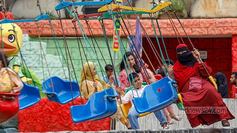 রাজধানীর শ্যামলীতে ওয়ান্ডারল্যান্ড পার্কের রাইডগুলোতে ছোটদের সঙ্গে চড়তে দেখা যায় বড়দেরও
