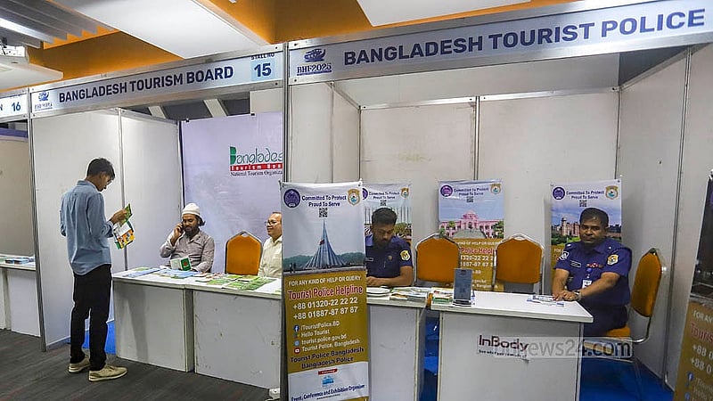 রাজধানীর আগারগাঁওয়ে পর্যটন ভবনে হাউজবোট মেলায় ট্যুরিস্ট পুলিশ ও বাংলাদেশ পর্যটন করপোরেশনের স্টল
