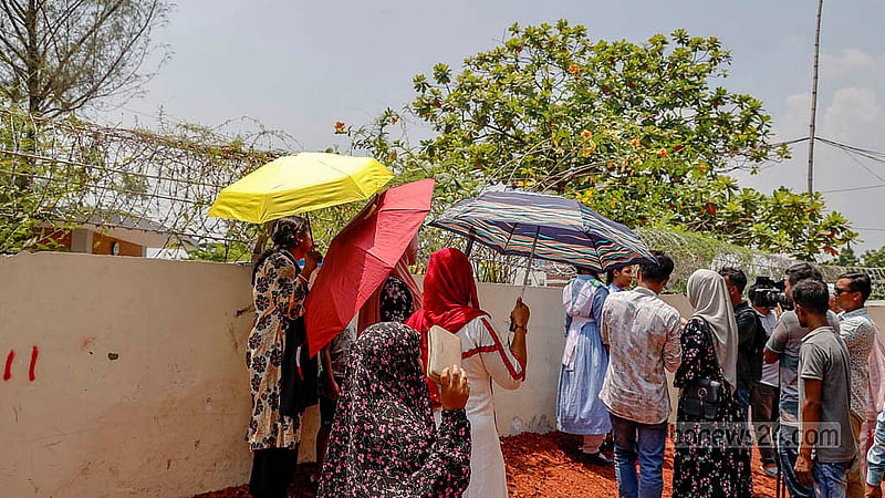বিমান দুর্ঘটনার তৃতীয় দিন বুধবার মাইলস্টোন স্কুল অ্যান্ড কলেজ প্রাঙ্গণে কাউকে ঢুকতে দেওয়া হয়নি। তবু মানুষের ভিড় থেমে নেই
