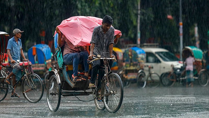 ঘূর্ণিঝড় দানার প্রভাবে বৃহস্পতিবার দিনভর বৃষ্টিতে বিপাকে পড়েন অনেকেই। বৃষ্টি মাথায় পলিথিন মুড়িয়ে রিকশায় গন্তব্যর পথে অনেকেই