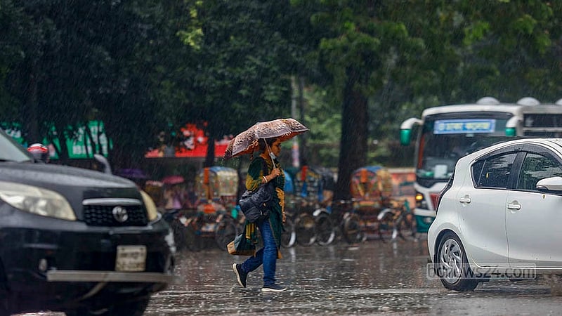 ঘূর্ণিঝড় দানার প্রভাবে রাজধানীতে বৃহস্পতিবার দিনভর বৃষ্টিতে ছাতা হাতে চলাচল করতে দেখা প্রায় সবাইকে