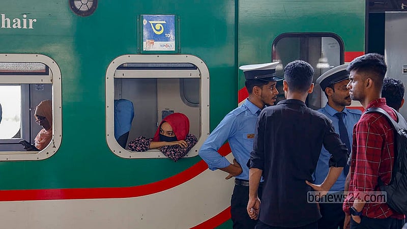 ঢাকার কমলাপুর থেকে শুক্রবার সকাল ৭টা ৪৫ মিনিটে চট্টগ্রামগামী ‘মহানগর প্রভাতী এক্সপ্রেস’ ছাড়ার কথা ছিল। কিন্তু দুপুর ২টা বাজলেও স্টেশন ছাড়তে পারেনি ট্রেনটি, যাত্রীদের অপেক্ষা যেন ফুরাতেই চাইছিল না