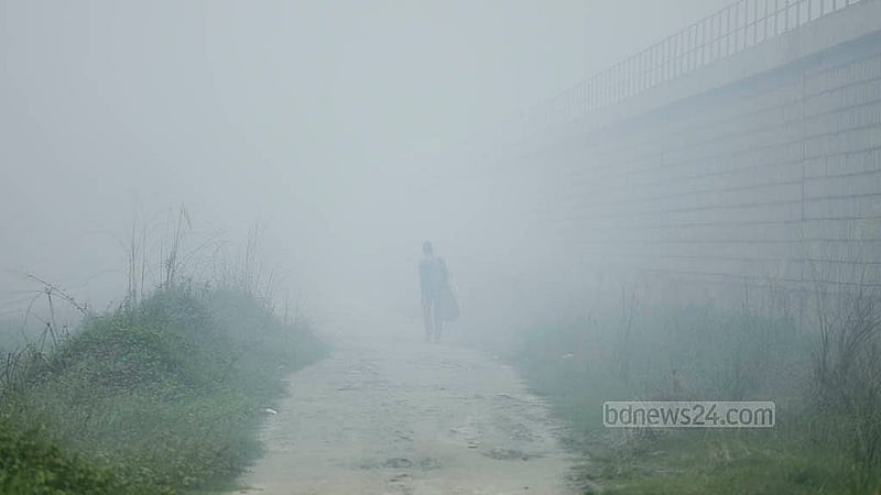 দেখতে ঘন কুয়াশার মতো হলেও এগুলো কারখানা থেকে নির্গত ধোঁয়া। ঢাকার শ্যামপুর এলাকা থেকে তোলা