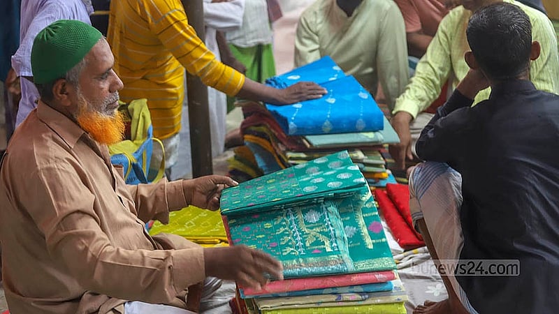রূপগঞ্জের নোয়াপাড়ায় জামদানির হাটে এক হাজার থেকে শুরু করে ২০ হাজার টাকার শাড়িও পাওয়া যায়