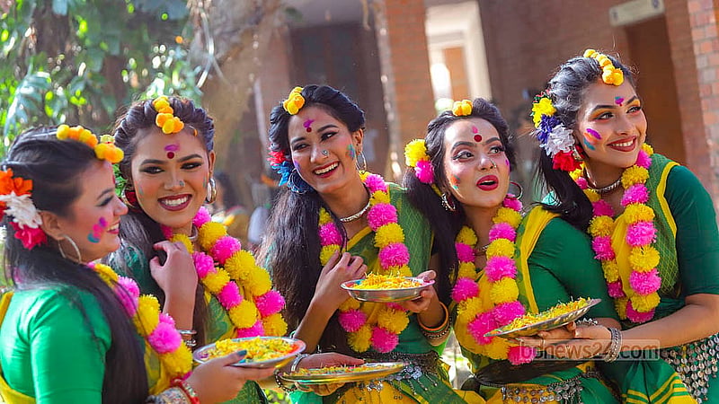 ঢাকা বিশ্ববিদ্যালয়ের চারুকলার বকুলতলায় শুক্রবার সকালে আবীররাঙা বসন্ত উৎসব