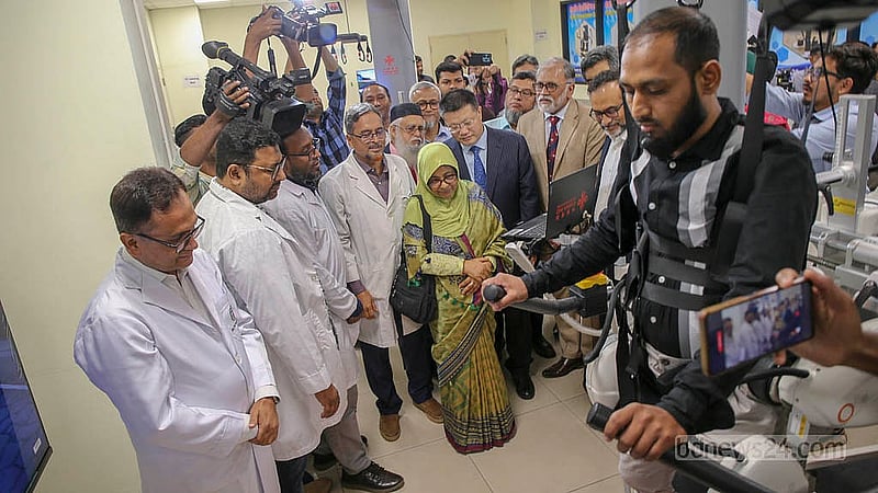বাংলাদেশ মেডিকেল বিশ্ববিদ্যালয়ে রোববার রোবোটিক রিহ্যাবিলিটেশন সেন্টার উদ্বোধনের পর সেখানকার আধুনিক থেরাপি যন্ত্রাংশ কীভাবে কাজ করবে তা দেখানো হয়