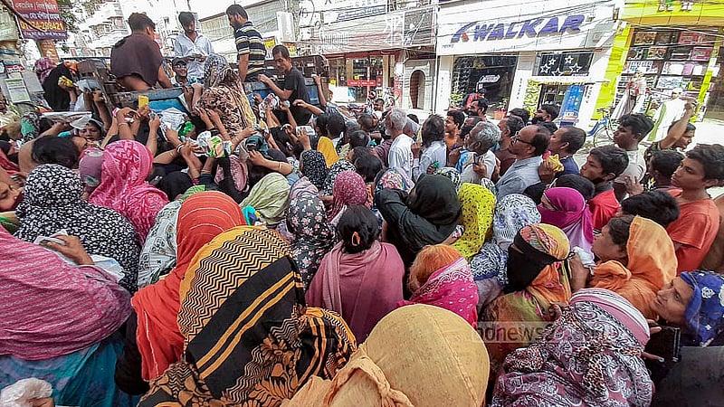 ঢাকার দক্ষিণ বনশ্রীতে সোমবার টিসিবির ট্রাকসেলের সামনে মানুষের উপচে পড়া ভিড়