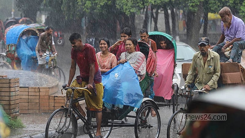 ঢাকা বিশ্ববিদ্যালয়ে বুধবার বৃষ্টি উপভোগ করতে দেখা যায় অনেককে