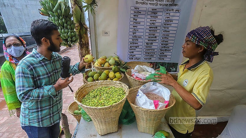 ঢাকার পার্বত্য কমপ্লেক্সের মেলা থেকে পাহাড়ি ফল কিনছে অনেকেই। পার্বত্য চট্টগ্রাম মন্ত্রণালয় আয়োজিত এ মেলা চলবে শনিবার পর্যন্ত