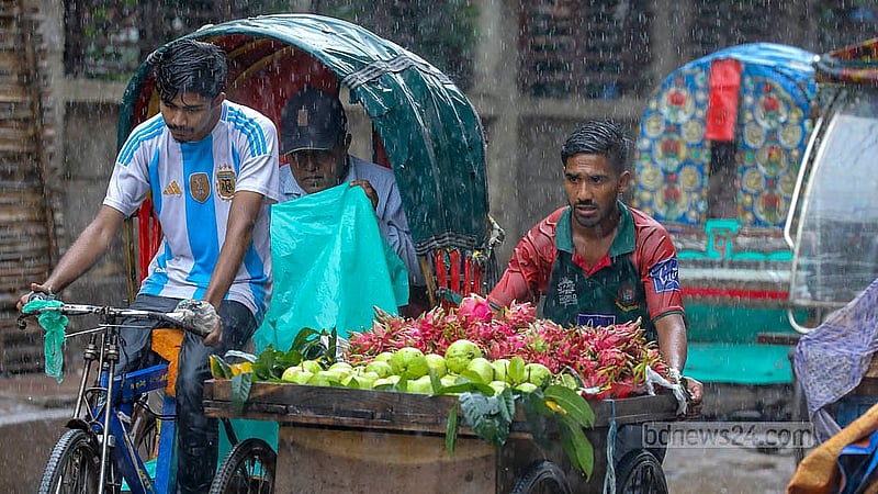 রাজধানীতে মঙ্গলবার একনাগাড়ে বৃষ্টির কারণে ভোগান্তিতে পড়েন স্বল্প আয়ের মানুষ। মুগদা এলাকা থেকে তোলা।