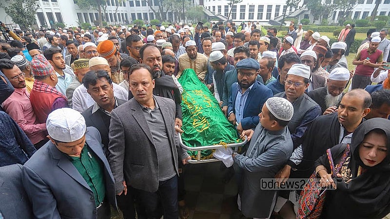 অন্তর্বর্তী সরকারের উপদেষ্টা হাসান আরিফের দ্বিতীয় জানাজা শেষে তার কফিন সুপ্রিম কোর্ট প্রাঙ্গণ থেকে নেওয়া হচ্ছে বাংলাদেশ সচিবালয়ে