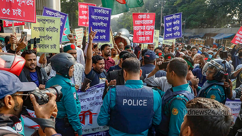 সরকারি চাকরিতে আবেদনের বয়স ৩৫ বছর করার দাবিতে বুধবার দুপুরে রাষ্ট্রীয় অতিথি ভবন ‘যমুনায়’ যাওয়ার চেষ্টা করলে পুলিশ থামিয়ে দেয়