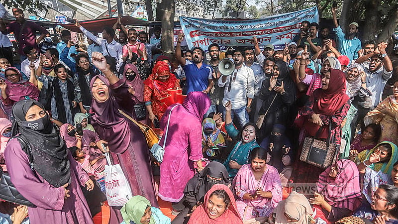 হাই কোর্টের দেওয়া রায় আপিল বিভাগ স্থগিত করায় উচ্ছ্বসিত সরকারি প্রাথমিক বিদ্যালয়ে সহকারী শিক্ষক পদে নিয়োগ বাতিল হওয়া প্রার্থীরা
