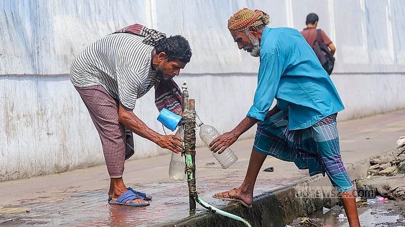 গরমে তৃঞ্চা মেটাতে বোতলে পানি ভরে নিচ্ছেন অনেকে। রোববার রাজধানীর টিকাটুলির বঙ্গভবন কলোনির সামনে থেকে তোলা
