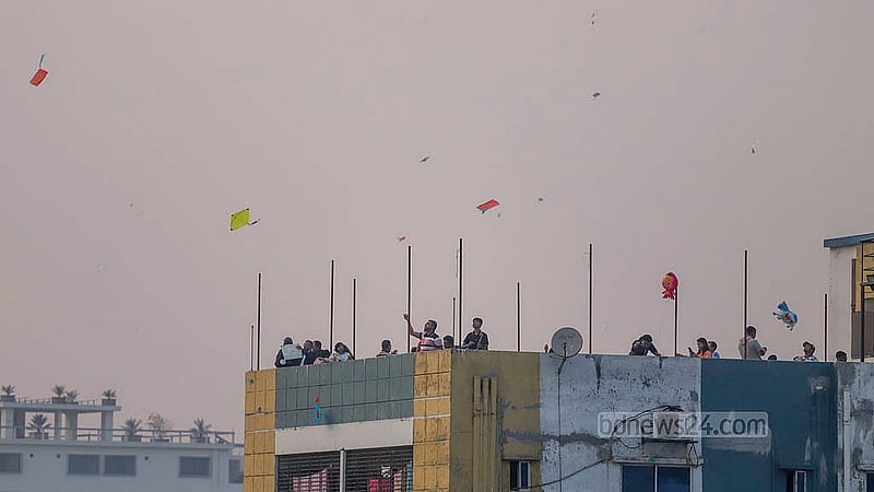 পৌষের শেষ দিন মঙ্গলবার সাকরাইন উৎসবে পুরান ঢাকার আকাশে ছিল নানা রঙের ঘুড়ি