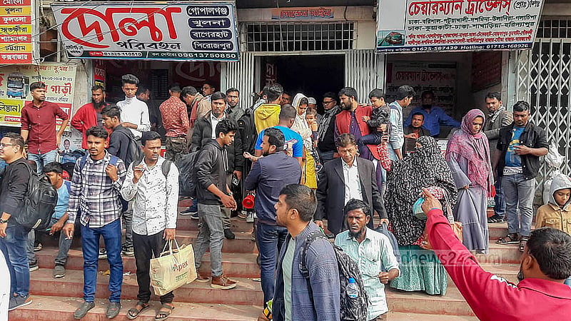ঢাকার ধোলাইপাড় এলাকায় বাসের টিকেটে জন্য কাউন্টারের সামনে যাত্রীদের অপেক্ষা