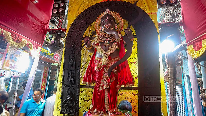 হিন্দু সম্প্রদায়ের গণেশ পূজার জন্য পুরান ঢাকার শাঁখারিবাজারে বানানো হয়েছে অস্থায়ী মণ্ডপ