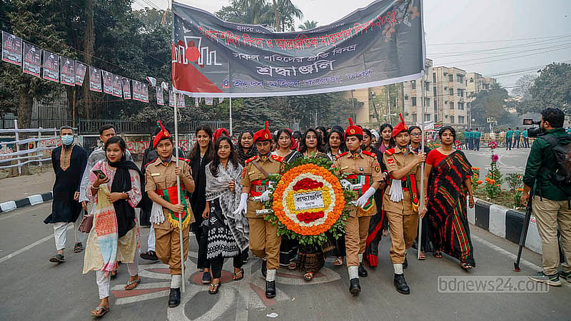 একুশে ফেব্রুয়ারির সকালে প্রভাতফেরির মিছিলে ইডেন কলেজের শিক্ষার্থীরা