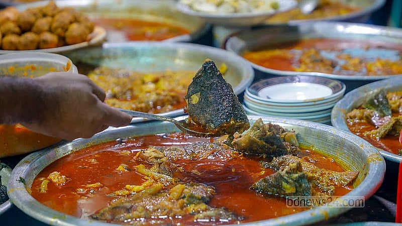 ঢাকা মেডিকেল কলেজ হাসপাতালের সামনে ফুটপাতে এক প্লেট ভাত ১০ টাকা; আর মাছ-মাংস মেলে ৬০ টাকায়
