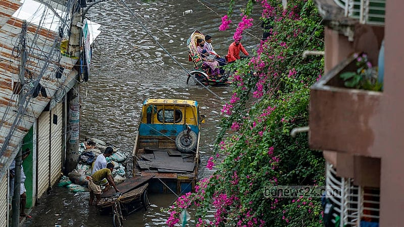 টানা বৃষ্টি হলেই যাত্রাবাড়ীর মীরহাজিরবাগ এলাকায় তৈরি হয় জলাবদ্ধতা। প্রতি বছরই এমন ভোগান্তিতে পড়েন সেখানকার মানুষ