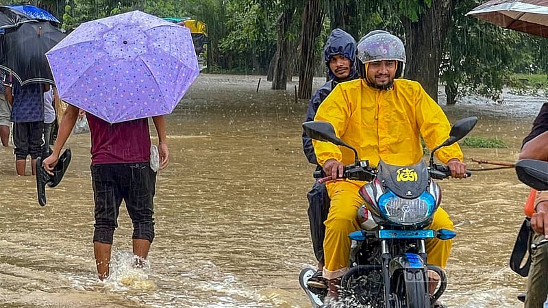 টানা বৃষ্টিতে খাগড়াছড়ি-লংগদু সড়কের হেডকোয়ার্টার এলাকা প্লাবিত হয়েছে, তার মধ্যে দিয়েই চলাচল করছে যানবাহন