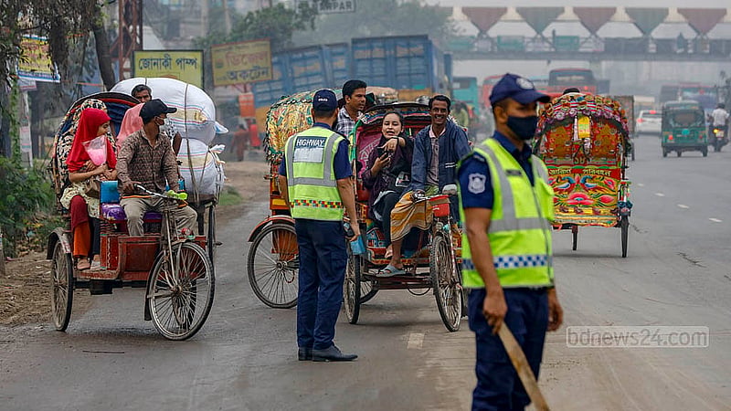 ঢাকা-চট্টগ্রাম মহাসড়কের সানারপাড় এলাকায় উল্টো পথে ব্যাটারিচালিত রিকশা চলতে বাধা দিলে কিছু যাত্রীও মাঝে মাঝে পুলিশের সঙ্গে তর্কে জড়ায়, বললেন সড়কে দায়িত্বরত সদস্যরা