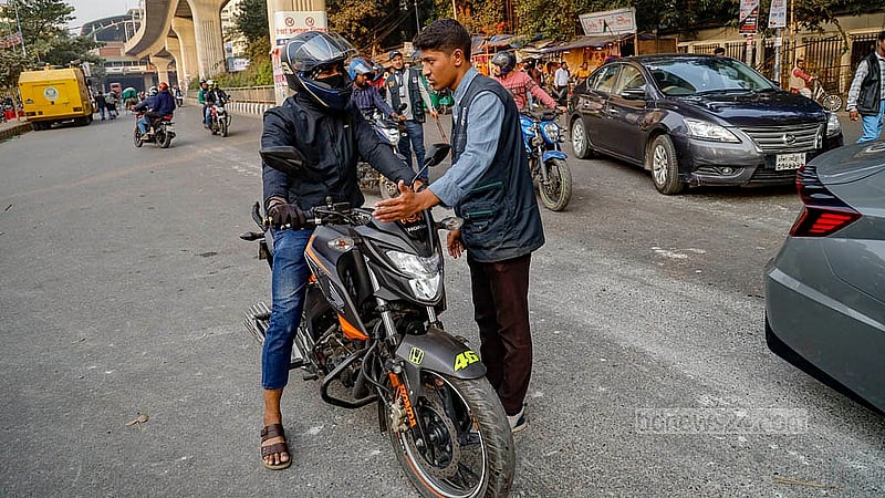 ঢাকা বিশ্ববিদ্যালয়ের প্রবেশপথ শাহবাগ দিয়ে শুক্রবার বিকালে বহিরাগতরা কোনো ধরনের যানবাহন নিয়ে ক্যাম্পাসে প্রবেশ করতে পারেনি