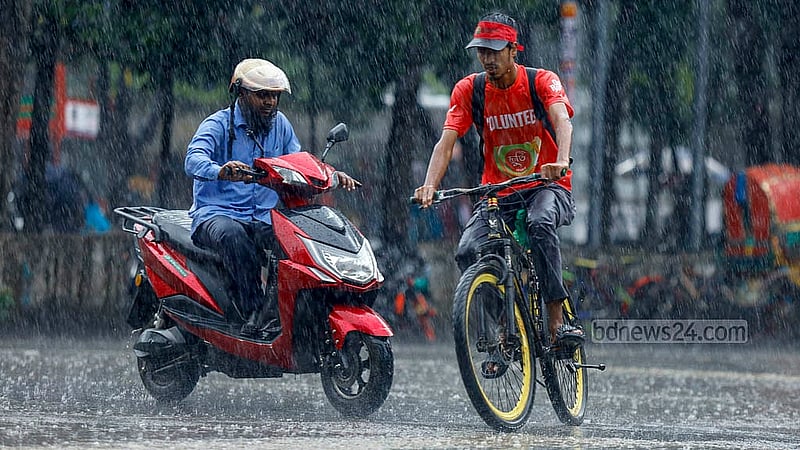 জ্যৈষ্ঠের দুপুরে তীব্র রোদের মধ্যে হঠাৎ রাজধানীতে নামে বৃষ্টি। এরমধ্যে থেমে নেই সড়কে চলাচল