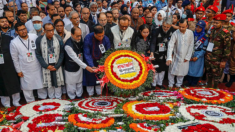 আন্তর্জাতিক মাতৃভাষা দিবসে ঢাকা বিশ্ববিদ্যালয়ের পক্ষ থেকে উপাচার্য ড. নিয়াজ আহমেদ খান কেন্দ্রীয় শহীদ মিনারে ফুল দিয়ে শ্রদ্ধা নিবেদন করেন