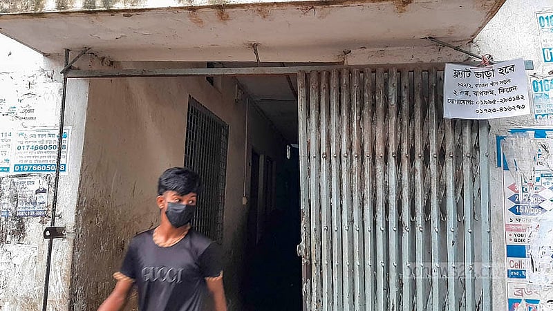 রাজধানীর ইব্রাহিমপুর এলাকার কামাল খান রোডে দীর্ঘদিন ধরে ওয়াসার পানির সংকট। ফলে এ এলাকায় কেউ বাসা ভাড়া নিলেও অল্প দিনের মধ্যেই আবার ছেড়ে চলে যান। সেখানকার বেশিরভাগ বাসাতেই ‘টু-লেট’ ঝুলতে দেখা যায়