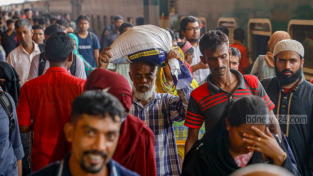 বাড়তি ছুটি নিয়ে ঈদ উদযাপনে যারা ছিলেন ঢাকার বাইরে তাদের বড় অংশ ফিরেছেন শনিবার। শনিবার কমলাপুর স্টেশনে ছিল ঈদ ফেরত যাত্রীদের ভিড়