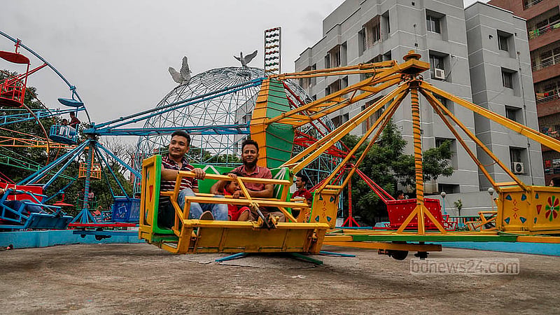 উচ্ছ্বসিত শিশুদের সঙ্গে বড়রাও আনন্দে শামিল ছিলেন শ্যামলীর ওয়ান্ডারল্যান্ড পার্কে