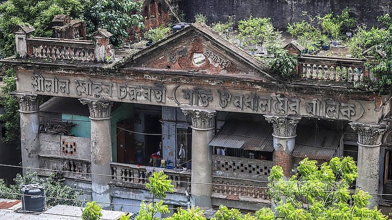 আয়ুর্বেদিক ওষুধ প্রস্তুতকারী প্রতিষ্ঠান শক্তি ঔষধালয়ের স্বত্তাধিকারী শ্রী লাল মোহন চক্রবর্ত্তী ১৯০১ সালে নারিন্দার শরৎ গুপ্ত রোডের বাড়িটি  নির্মাণ করেন