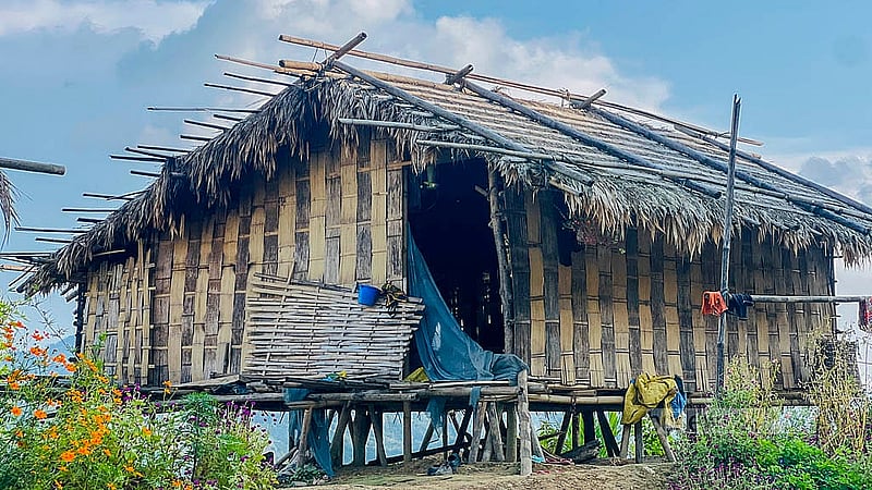 প্রাকৃতিক দুর্যোগ কিংবা বন্যপ্রাণীর হাত থেকে রক্ষা পাওয়ার মতো নানা কারণে পাহাড়ের দুর্গম এলাকার এসব মাচাং ঘর বানানো হয় খানিকটা উঁচুতে