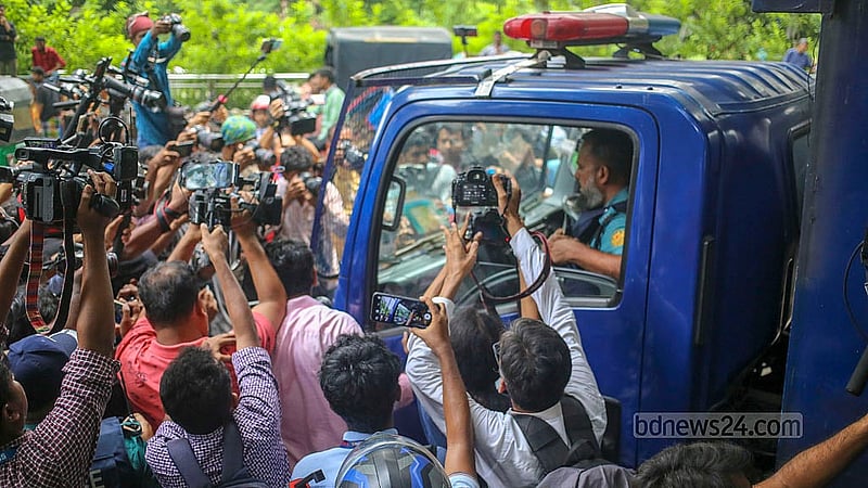 ‘মার্চ ফর জাস্টিস’ কর্মসূচির সমর্থনে বুধবার হাই কোর্ট অভিমুখে ঢাকা বিশ্ববিদ্যালয়ের শিক্ষক-শিক্ষার্থীদের পদযাত্রা থেকে শিক্ষার্থীদের আটকের চেষ্টা হলে পুলিশের প্রিজন ভ্যান আটকে দেওয়া হয়।