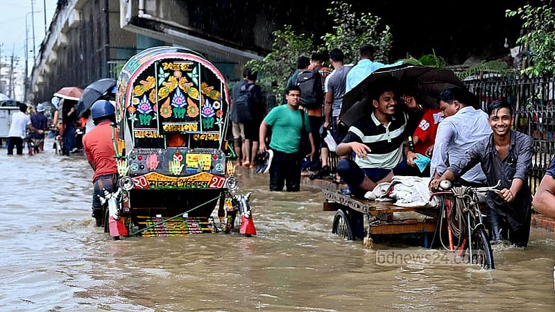 লঘুচাপের প্রভাব ও মৌসুমি বায়ু সক্রিয় থাকায় মাঝারি বৃষ্টিতে ডুবে গেছে চট্টগ্রাম নগরীর মুরাদপুর এলাকার সড়ক